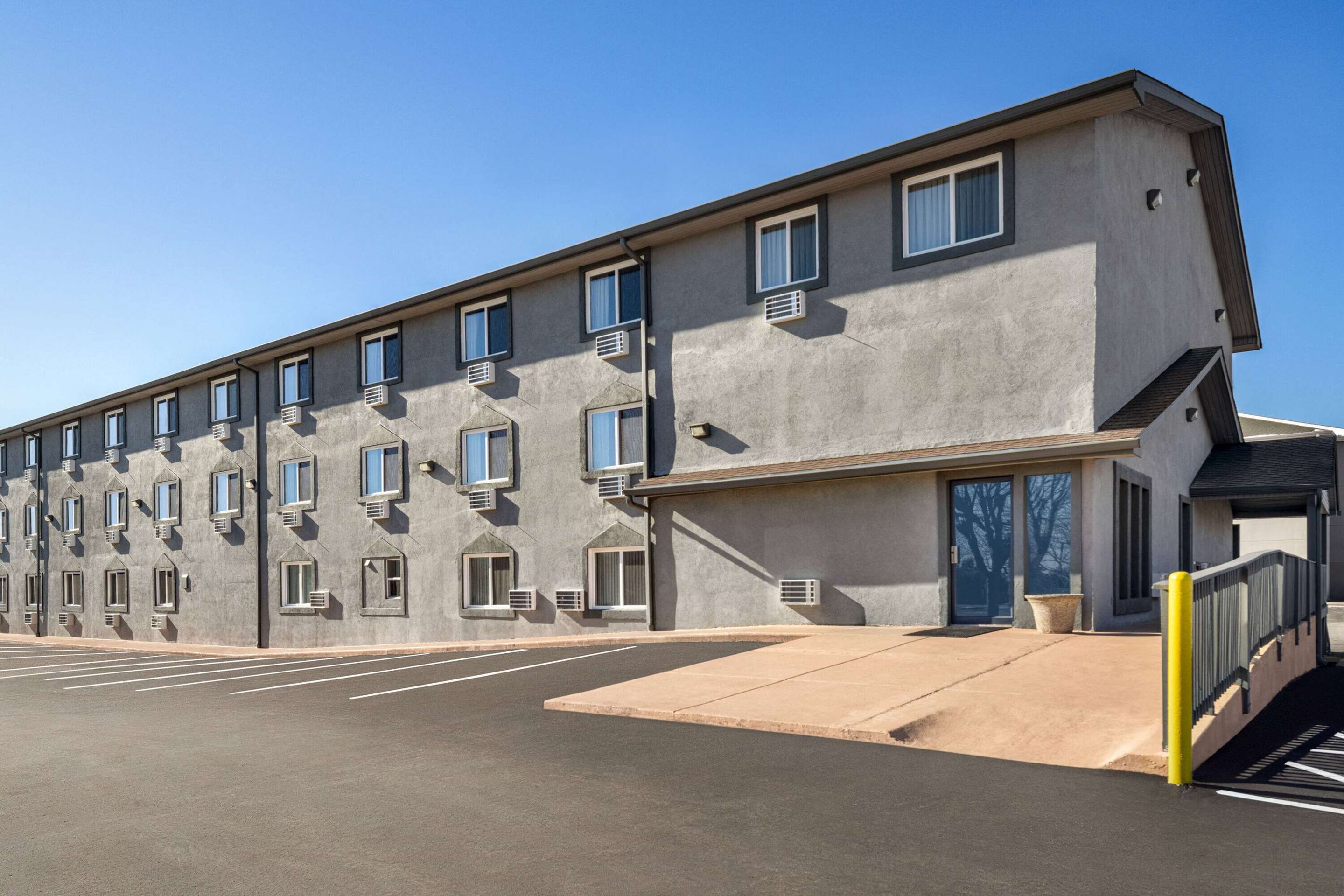 Exterior | Super 8 by Wyndham Columbus/Edinburgh