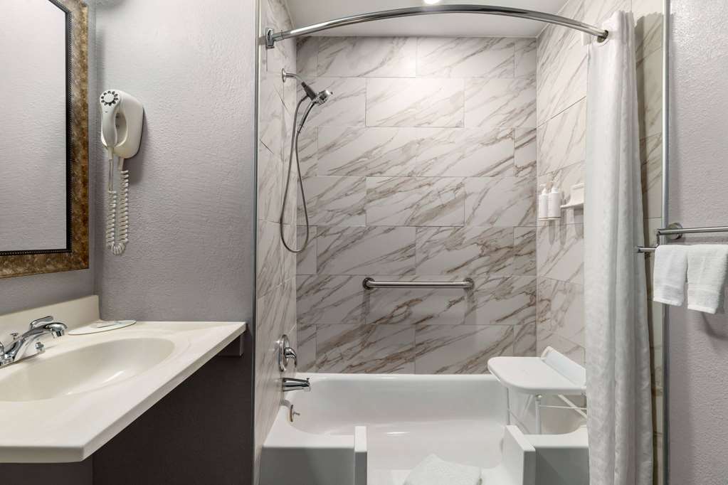 SUPER 8 COLUMBUS IN-guestroom-Guest Room,Bathroom,Shower,Accessibility,On-Site.jpg