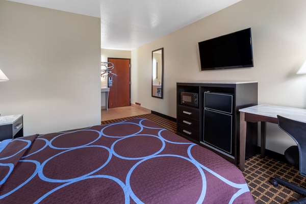  - Super 8 Motel Elkhart - I-80 & I-90, Exit 92