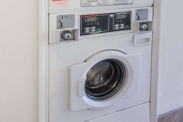  - Super 8 Hotel Elgin - I-90, Exit 54