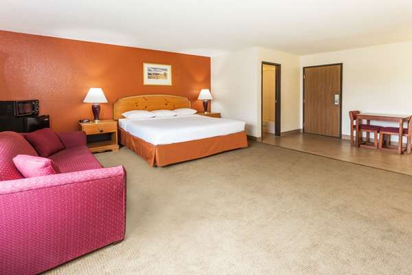  - Super 8 Hotel Elgin - I-90, Exit 54