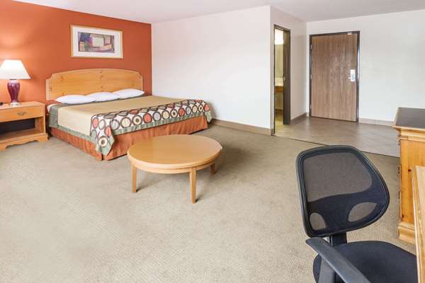  - Super 8 Hotel Elgin - I-90, Exit 54