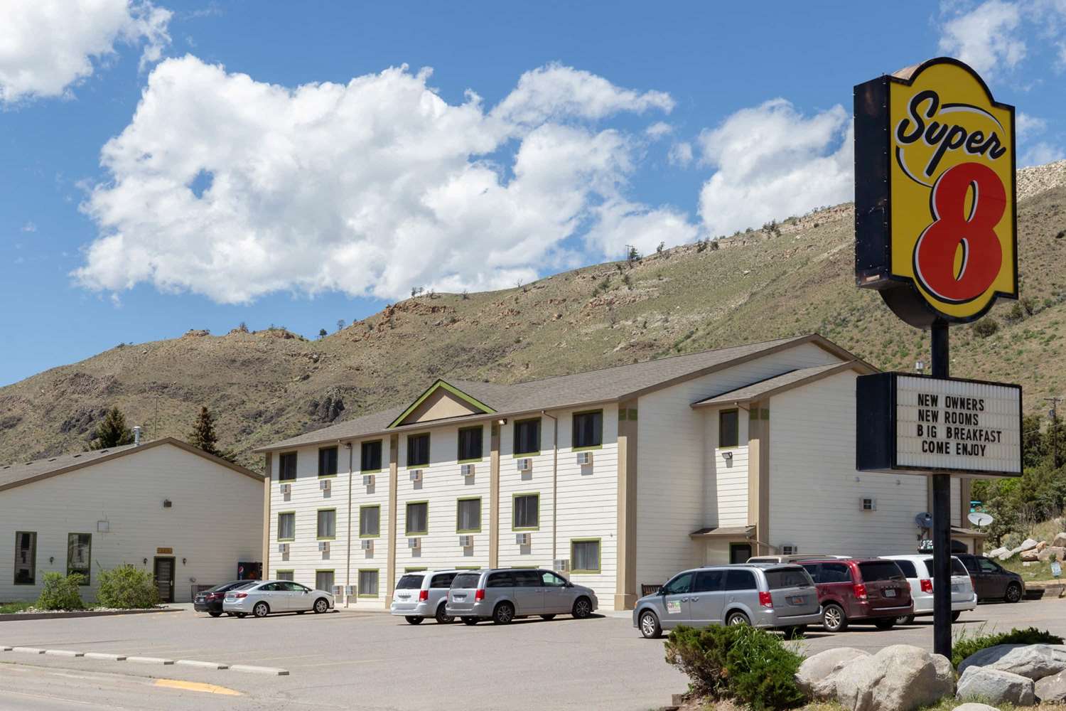 Super 8 Hotel Gardiner, MT See Discounts