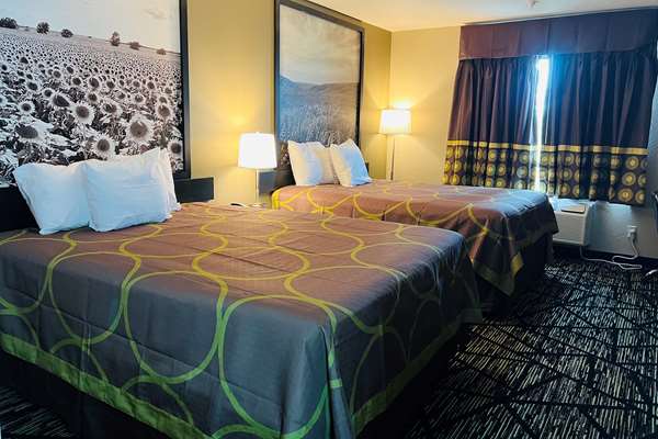  - Super 8 Hotel Pratt