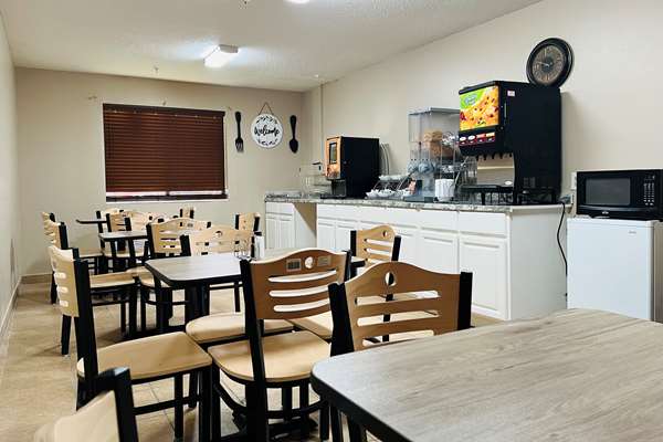  - Super 8 Hotel Pratt