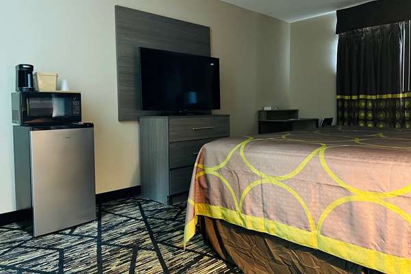  - Super 8 Hotel Pratt