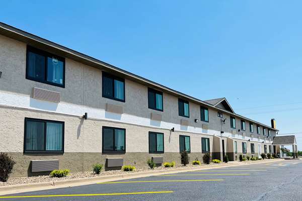 Exterior view - Super 8 Hotel Pratt