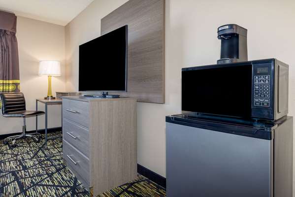  - Super 8 Hotel Pratt