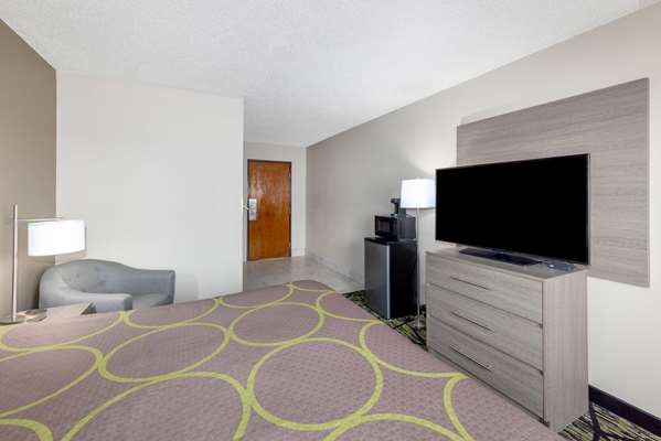  - Super 8 Hotel Pratt