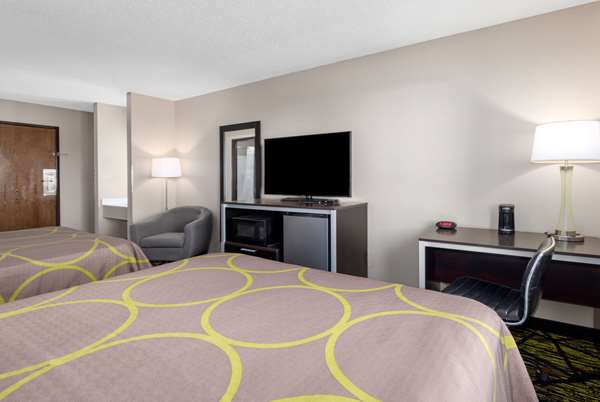  - Super 8 Hotel Pratt