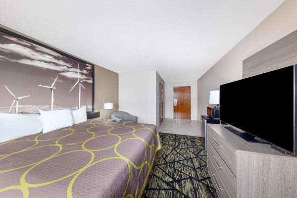  - Super 8 Hotel Pratt