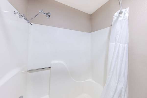  - Super 8 Hotel Pratt