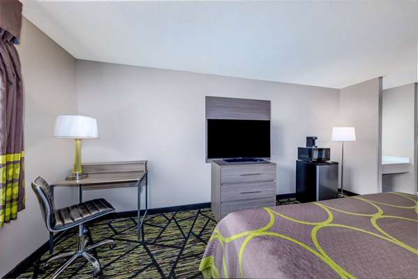  - Super 8 Hotel Pratt