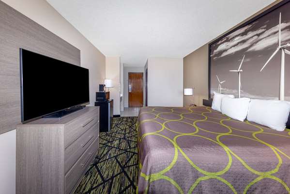  - Super 8 Hotel Pratt