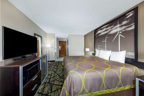  - Super 8 Hotel Pratt