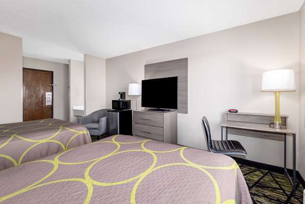  - Super 8 Hotel Pratt