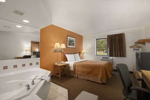 Suite - Travelodge Muskegon Heights