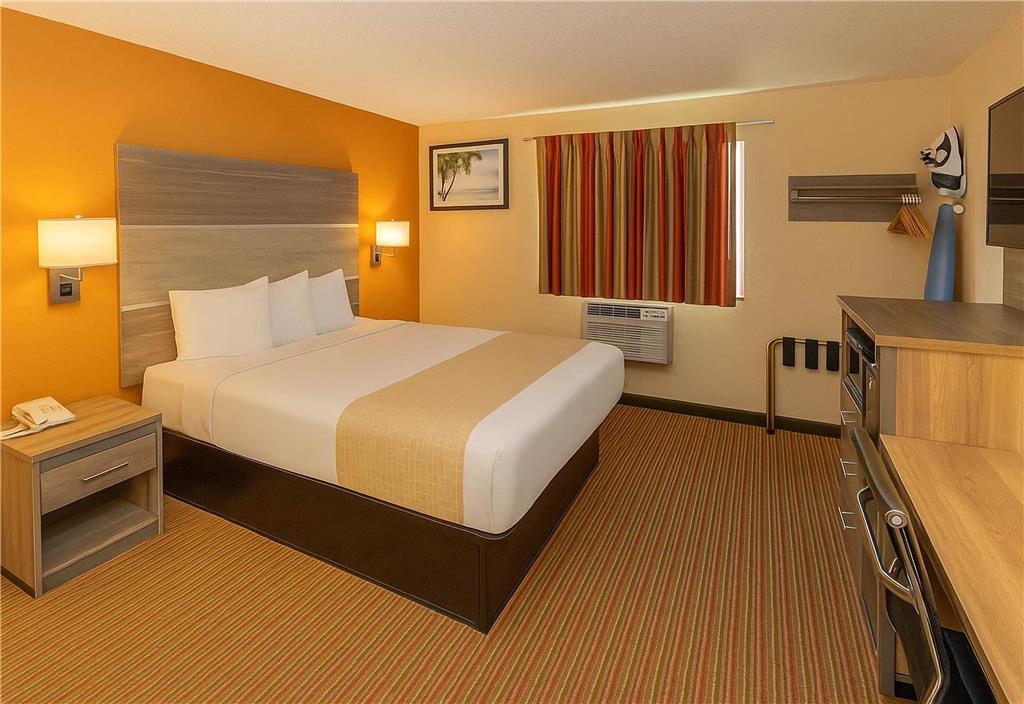 TRAVELODGE MUSKEGON-guestroom-Guest Room,On-Site.jpg