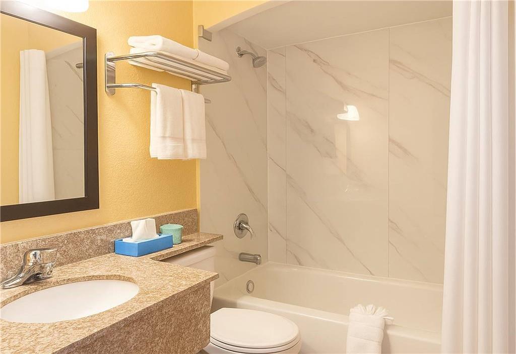 TRAVELODGE MUSKEGON-guestroom-Guest Room,Bathroom,On-Site.jpg