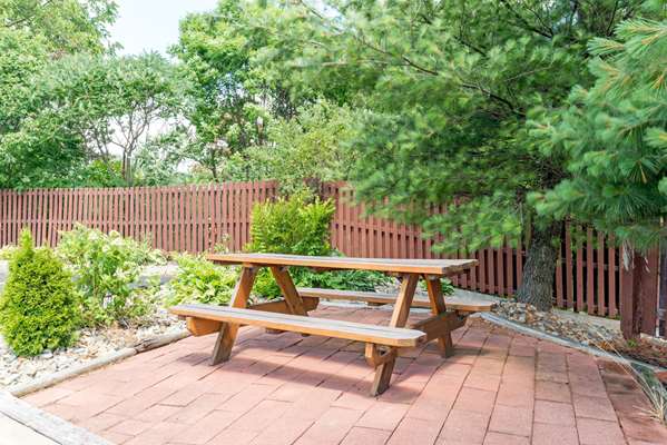  - Super 8 Hotel Twinsburg - I-480, Exit 36