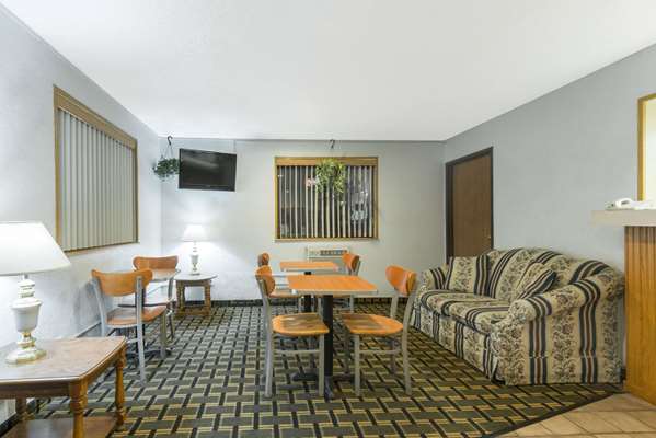  - Super 8 Hotel Twinsburg - I-480, Exit 36