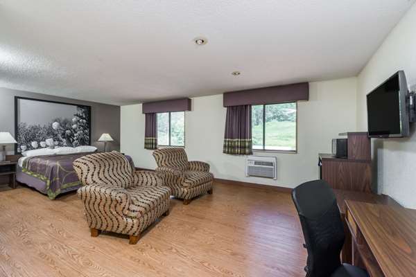 Suite - Super 8 Hotel Zanesville