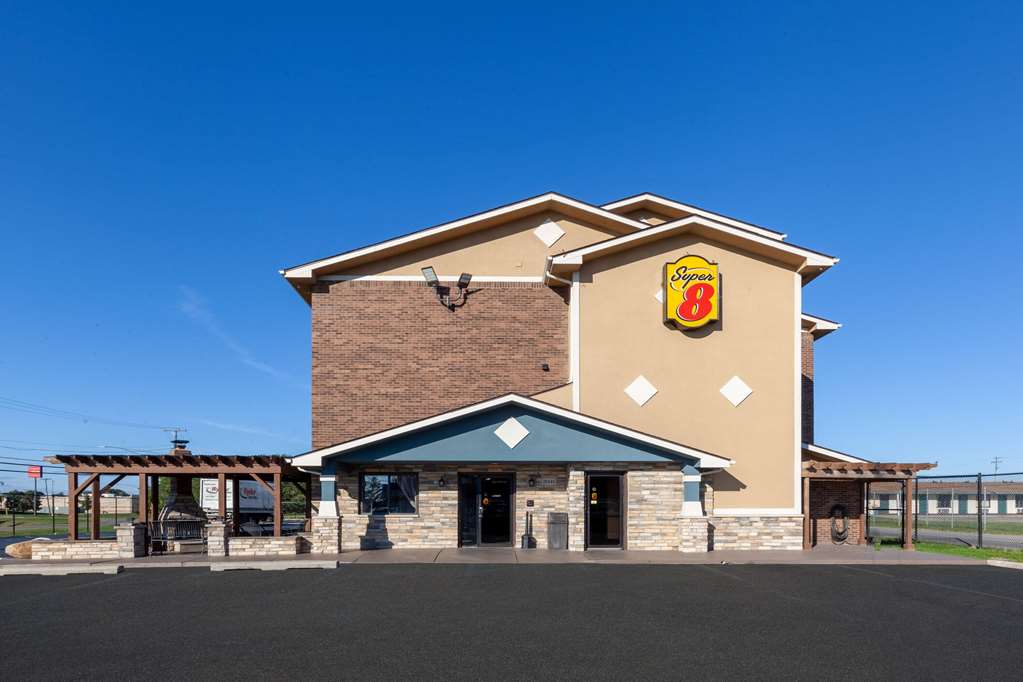Super 8 Roseville/Detroit Area