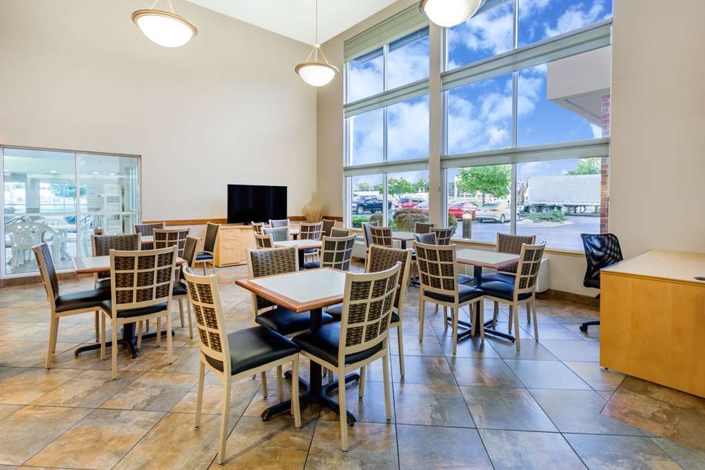 SUPER 8 BY WYNDHAM MADISON SOUTH-guestroom-Sitting area,On-Site.jpg