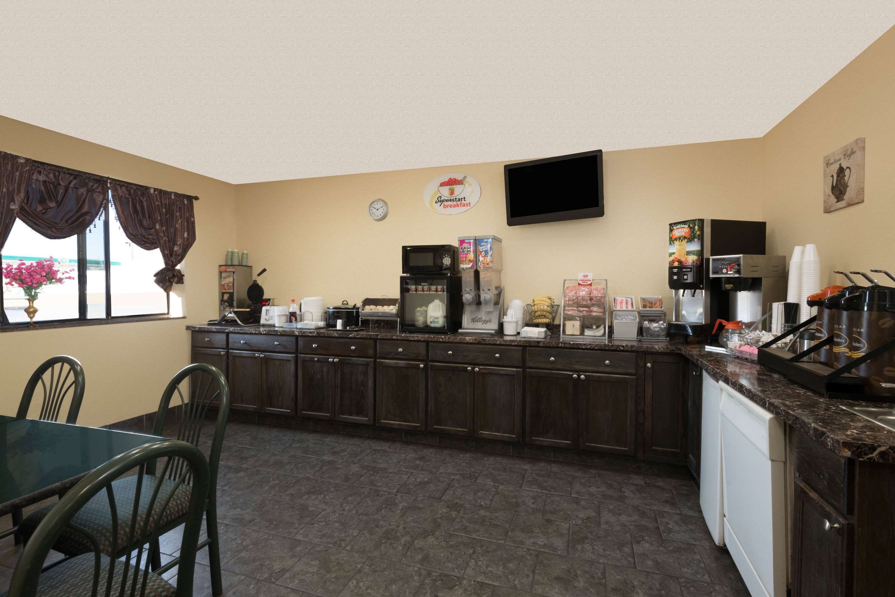 Breakfast Area | Super 8 by Wyndham Topeka/Wanamaker RD/I-70