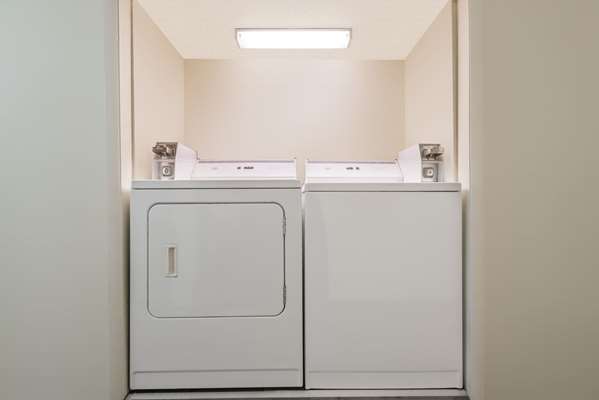 Amenities - Super 8 Hotel West Topeka - I-70, Exit 356