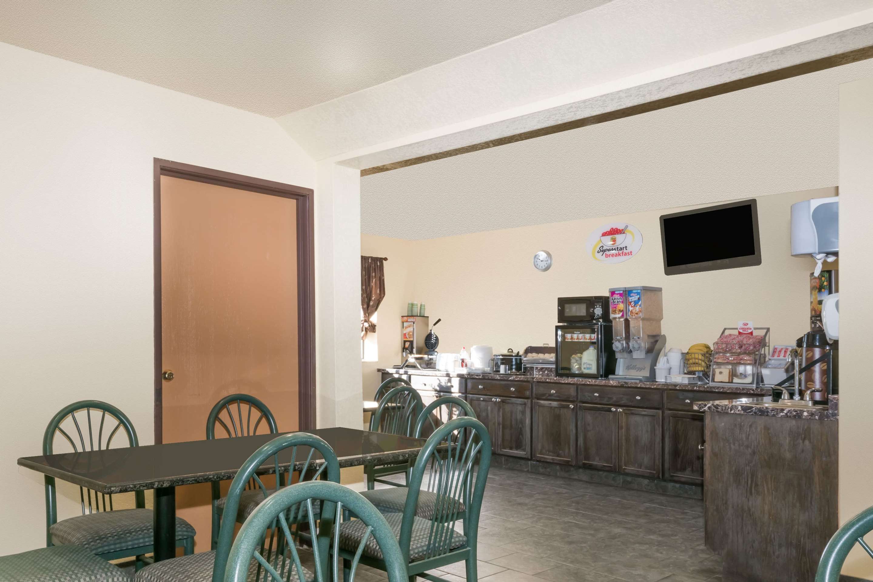 Breakfast Area | Super 8 by Wyndham Topeka/Wanamaker RD/I-70