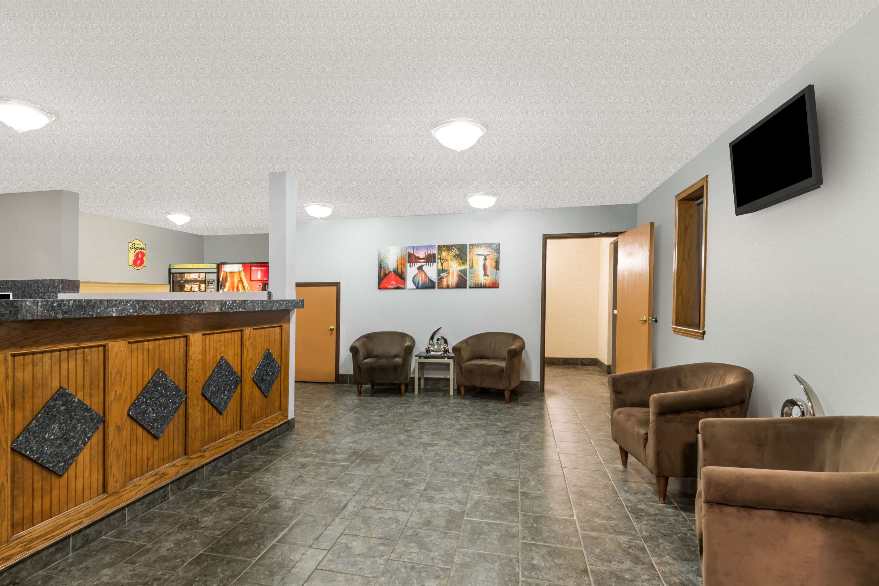 Lobby | Super 8 by Wyndham Topeka/Wanamaker RD/I-70