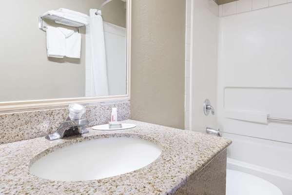  - Super 8 Hotel West Topeka - I-70, Exit 356