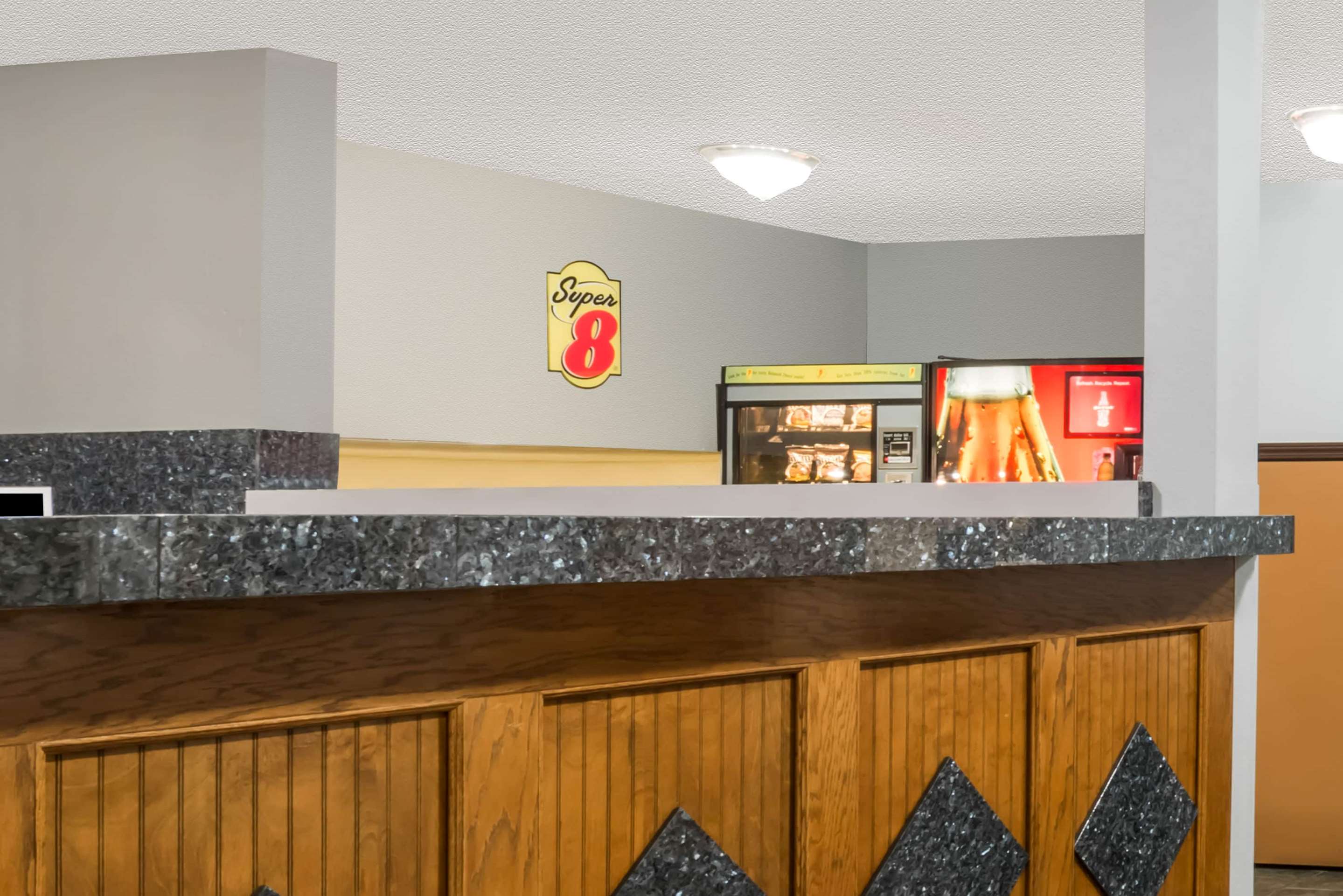 Front Desk | Super 8 by Wyndham Topeka/Wanamaker RD/I-70