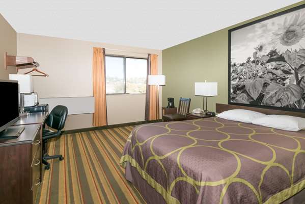  - Super 8 Hotel West Topeka - I-70, Exit 356