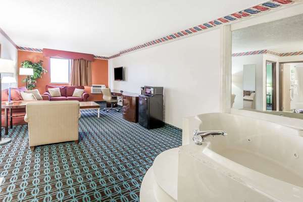 Suite - Super 8 Hotel Sterling Heights