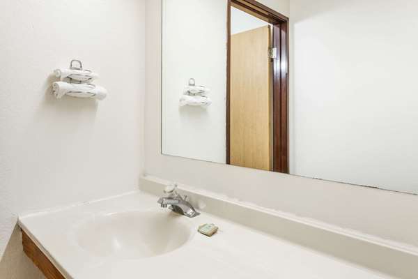  - Super 8 Hotel Sterling Heights