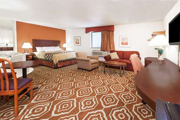 Suite - Super 8 Hotel Sterling Heights