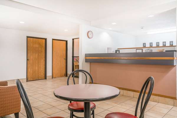  - Super 8 Hotel Portage - I-39, Exit 92