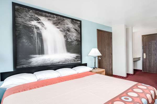  - Super 8 Hotel Tomah - I-94, Exit 143