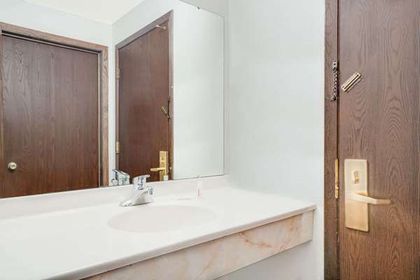  - Super 8 Hotel Tomah - I-94, Exit 143