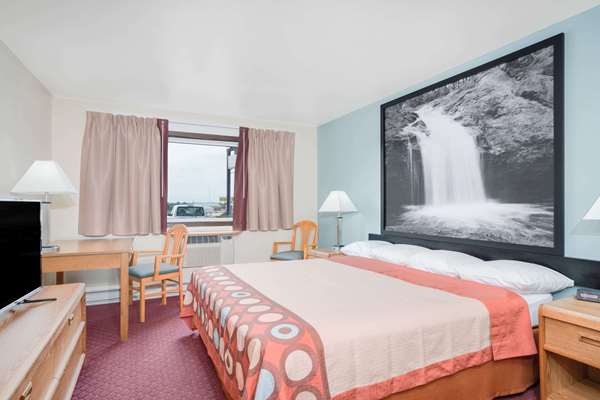  - Super 8 Hotel Tomah - I-94, Exit 143