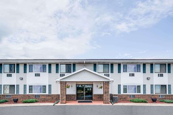 Exterior view - Super 8 Hotel Tomah - I-94, Exit 143