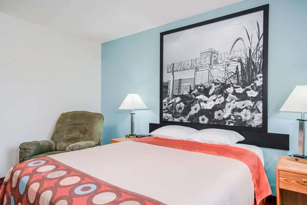  - Super 8 Hotel Tomah - I-94, Exit 143