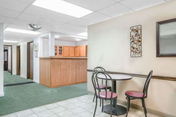  - Super 8 Hotel Tomah - I-94, Exit 143