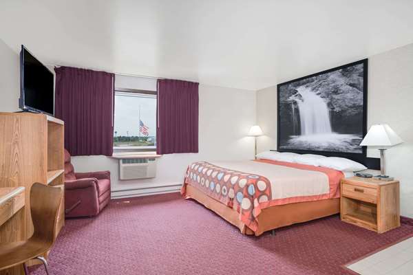 Suite - Super 8 Hotel Tomah - I-94, Exit 143