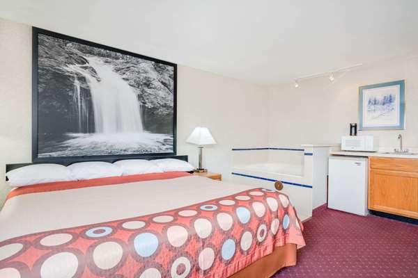 Suite - Super 8 Hotel Tomah - I-94, Exit 143