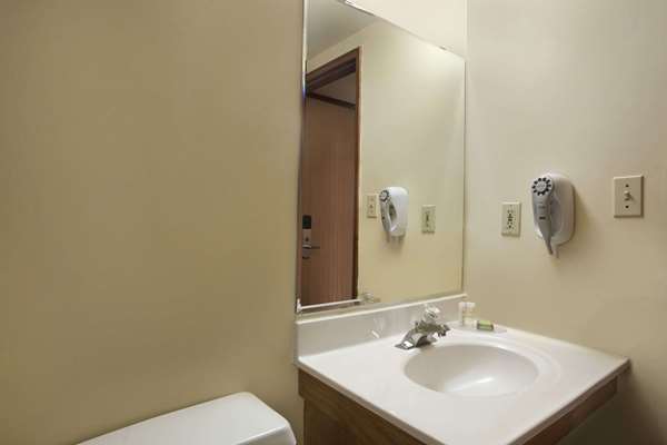  - Super 8 Motel Sarnia