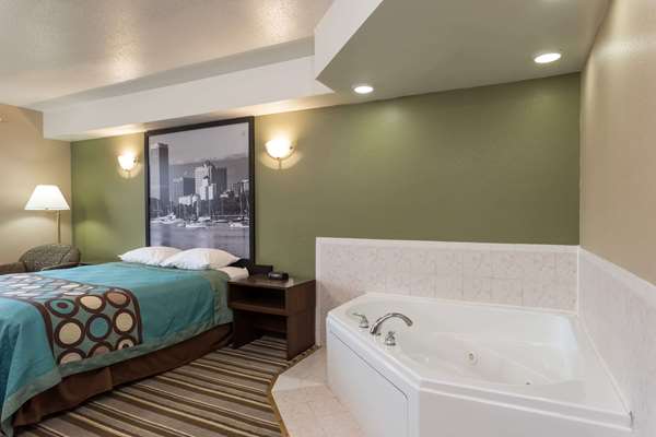 Suite - Super 8 Hotel Germantown