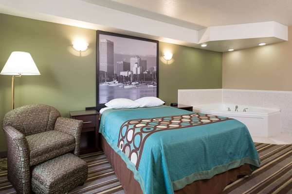 Suite - Super 8 Hotel Germantown